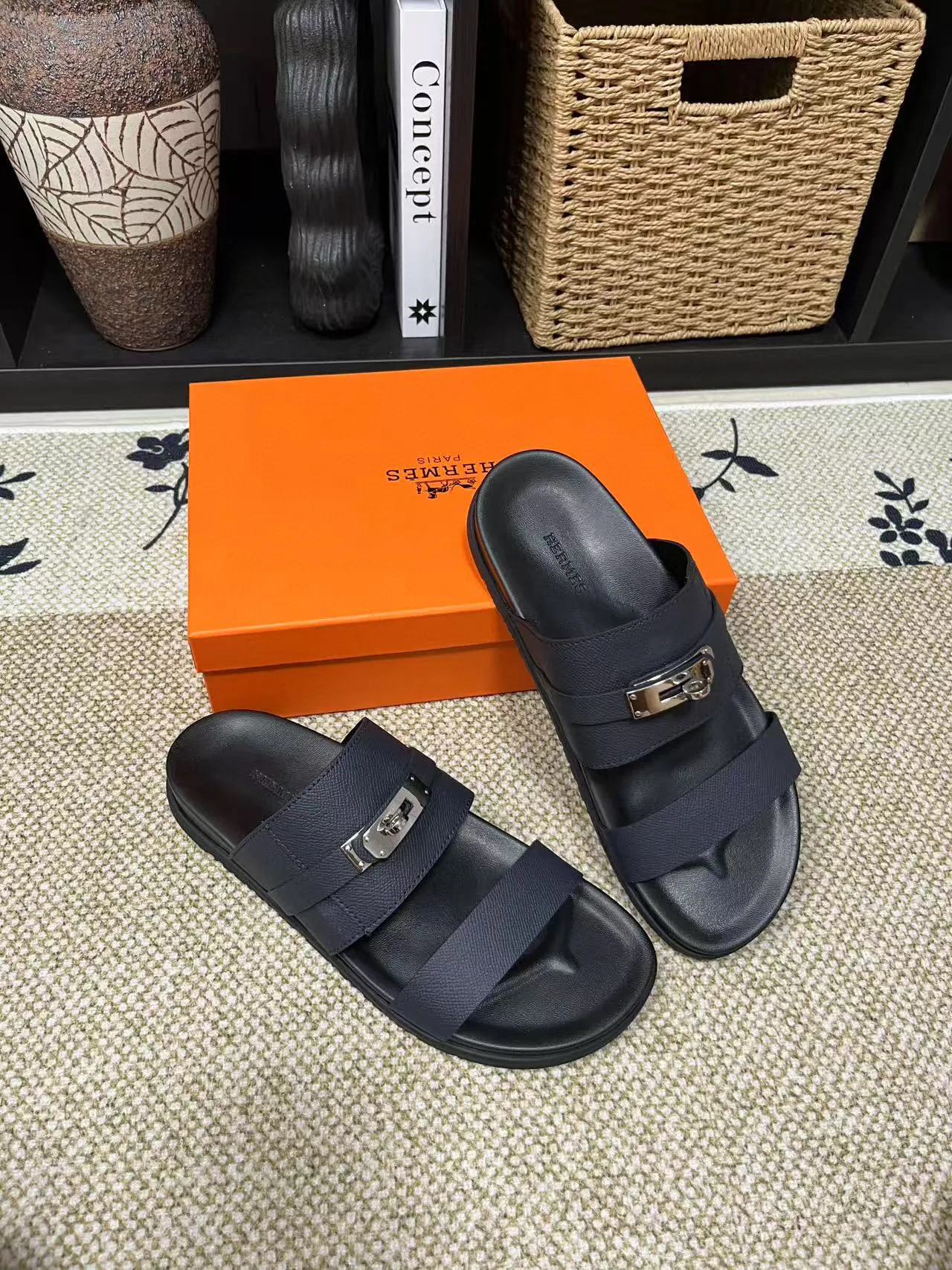 Factory price: 340💰Long-term availability Hermes men's Kazimir slippers for couples - top quality, Hermès woven calfskin functional sandals. The interwoven upper inspired by the "H" iconic pattern creates a casual look, which can be said to be a good companion for summer. Imported cowhide + cowhide lining + TU men's shoes💰Outsole Size: 35-46